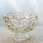 L.E. Smith Mond- und Stern-Glasschale auf Fuß – 15 cm