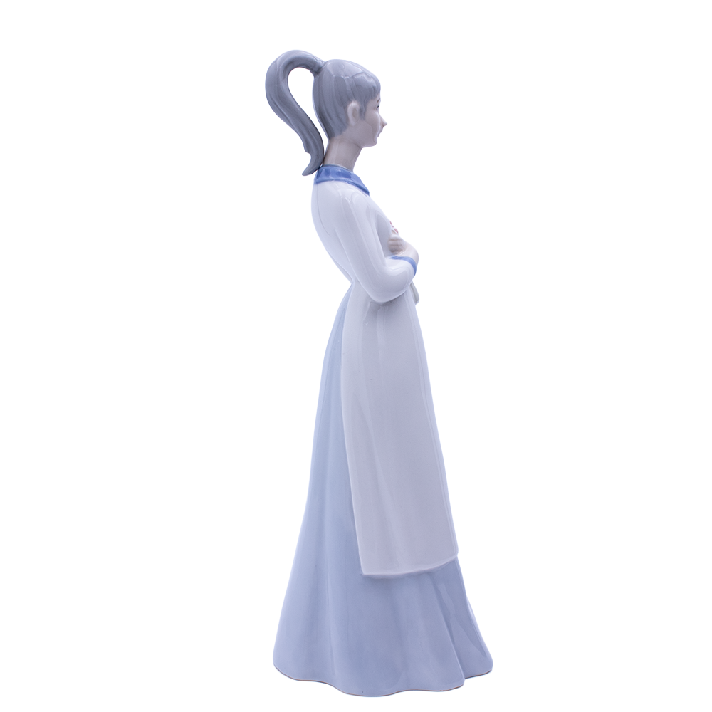 Springtime Serenity – Lladró-Style Porcelain Girl Holding Flowers