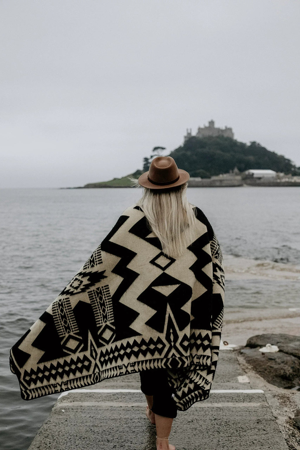 Awa Blanket - Black / Natural Recycled Acrylic