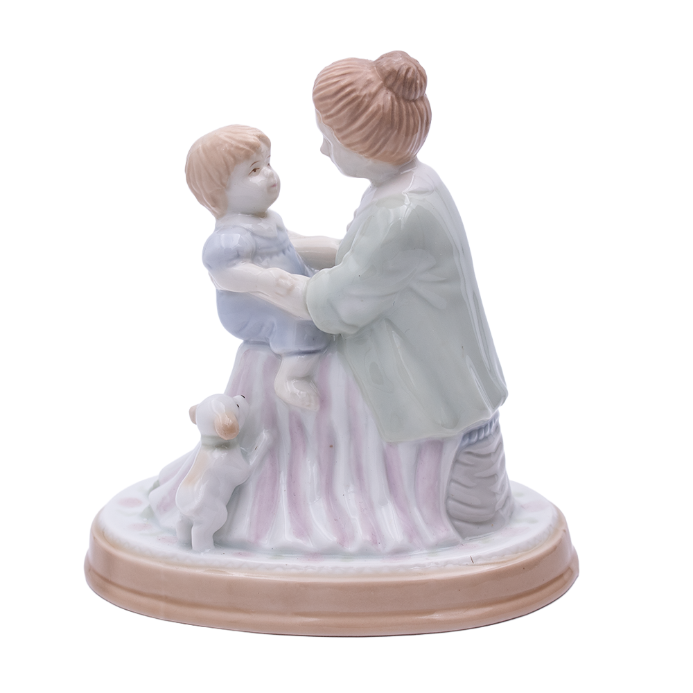 Avon “A Mother’s Love” Porcelain Figurine – Fine Collectibles 1995