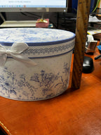 Vintage-Teekanne aus Porzellan mit blauen Blumen in Geschenkbox – florale Alltagsakzente