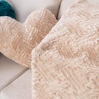 DaDa Bedding Herz-Kissen Dekorative Zierkissen – Neutral Champagner Beige Herzförmige Kissen Plüsch Faux-Fur Sherpa Kissen (16x14)