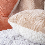 DaDa Bedding Herz-Kissen Dekorative Zierkissen – Neutral Champagner Beige Herzförmige Kissen Plüsch Faux-Fur Sherpa Kissen (16x14)