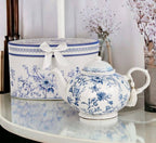 Vintage-Teekanne aus Porzellan mit blauen Blumen in Geschenkbox – florale Alltagsakzente