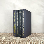 Modernes Bücherpaket nach Farbe