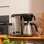 Enthusiast 8-Tassen-Filterkaffeemaschine mit 1,3 Liter großer Thermokanne oder Glaskanne