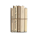 Modernes Bücherpaket nach Farbe