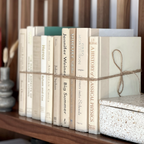 Modernes Bücherpaket nach Farbe