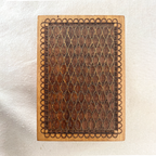 Schachtel mit geschnitztem Deckel aus altem Holz