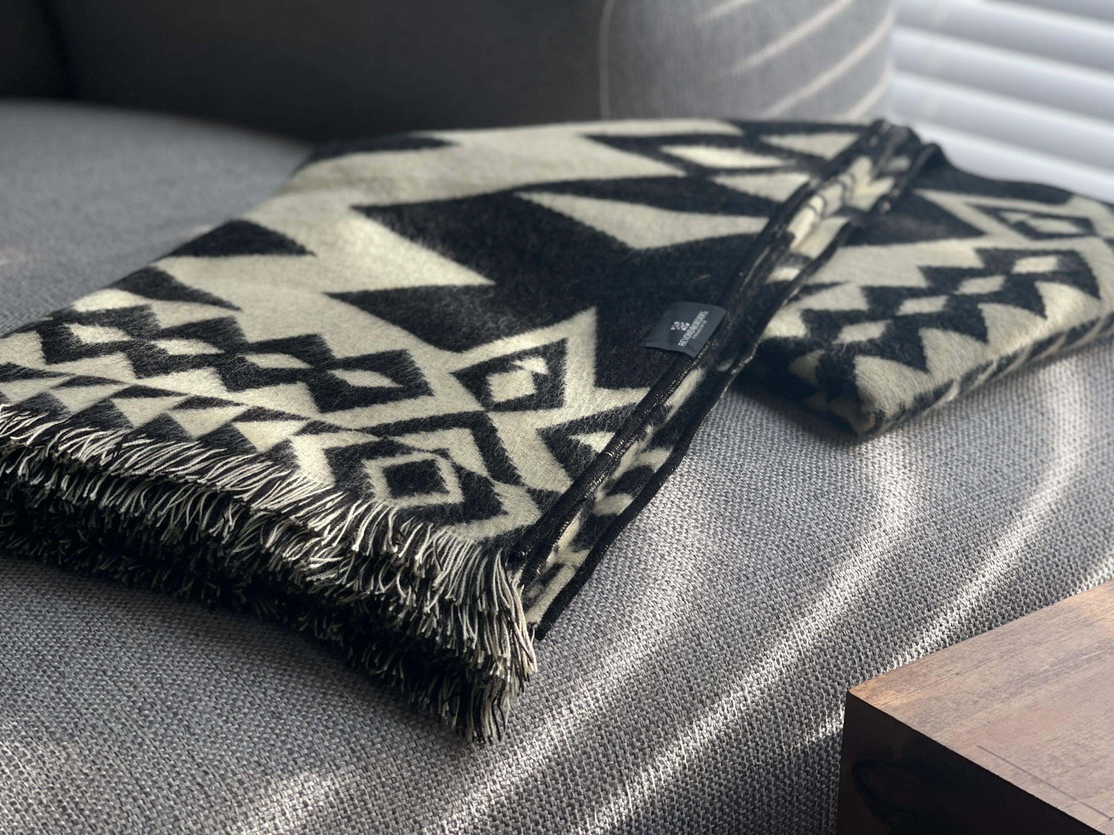 Awa Throw - Natural / Black