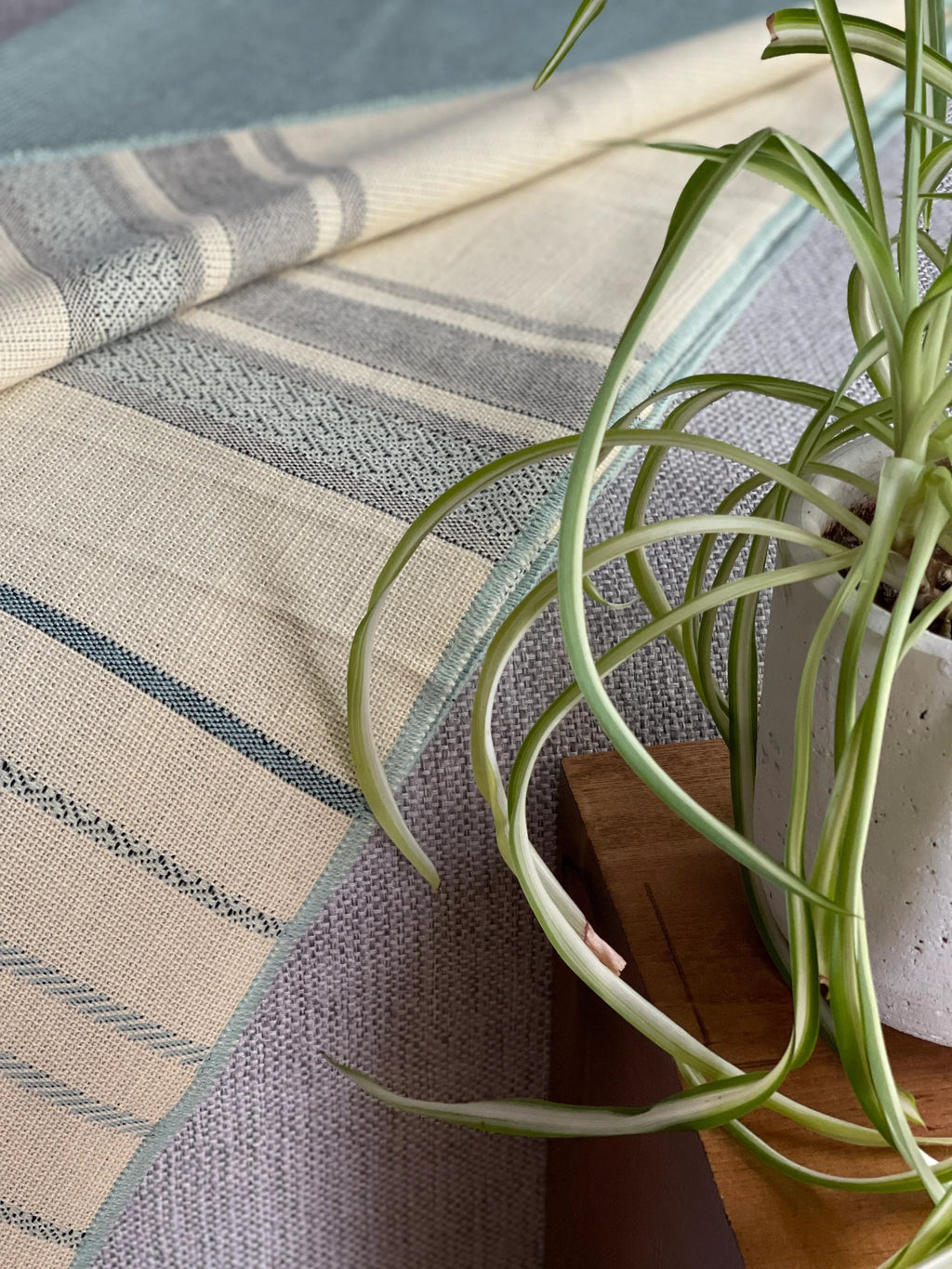 Equinoccio Throw - 100% Recycled Acrylic, Mint/Natural