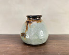 Handgefertigte Knospenvase – Gedämpfte blaugrüne und braune Tropfglasur