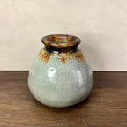 Handgefertigte Knospenvase – Gedämpfte blaugrüne und braune Tropfglasur