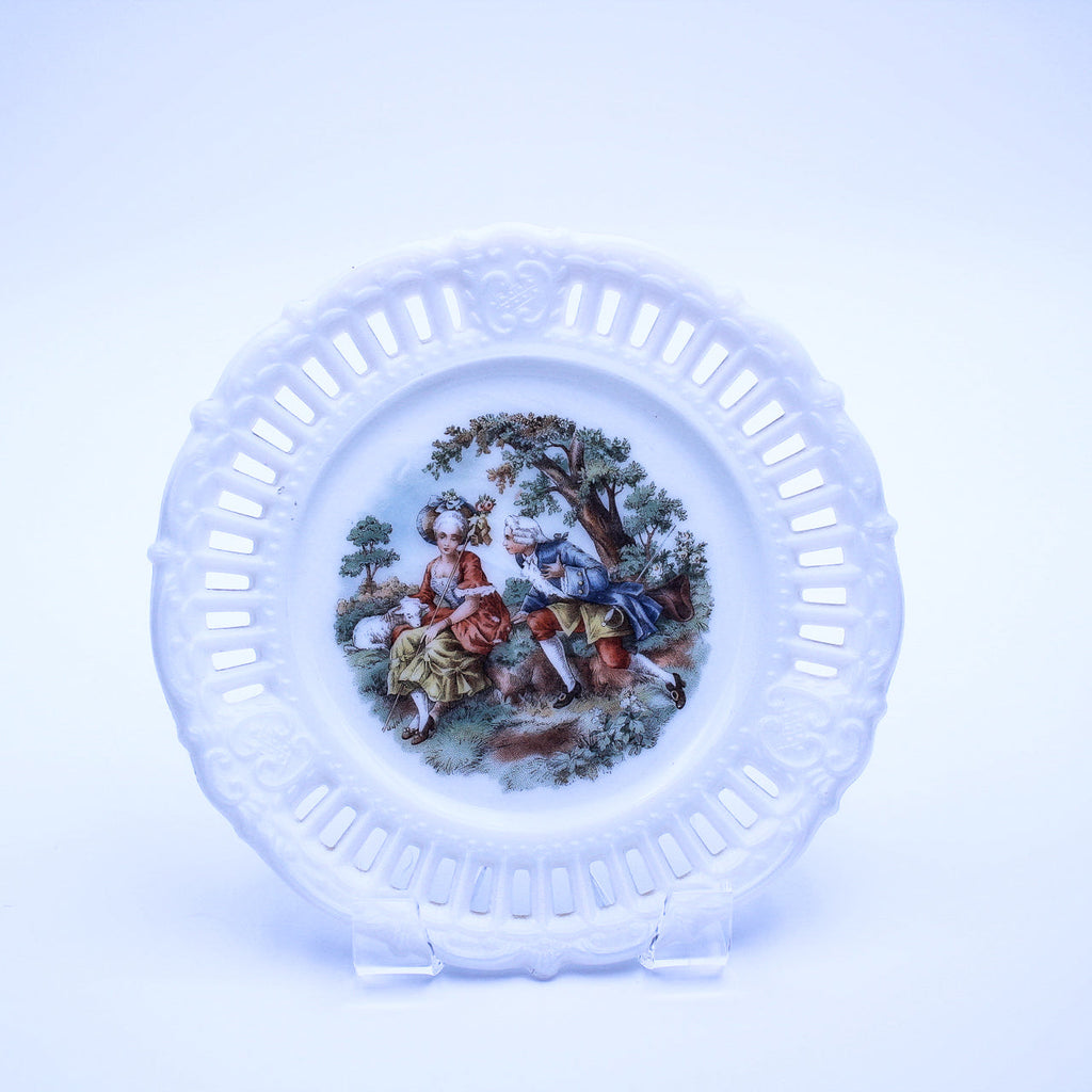Assiette ajourée vintage en verre opalin Kemple avec scène romantique
