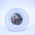 Assiette ajourée vintage en verre opalin Kemple avec scène romantique