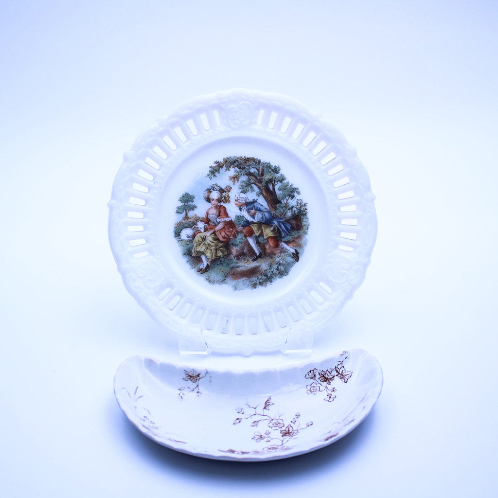 Assiette ajourée vintage en verre opalin Kemple avec scène romantique