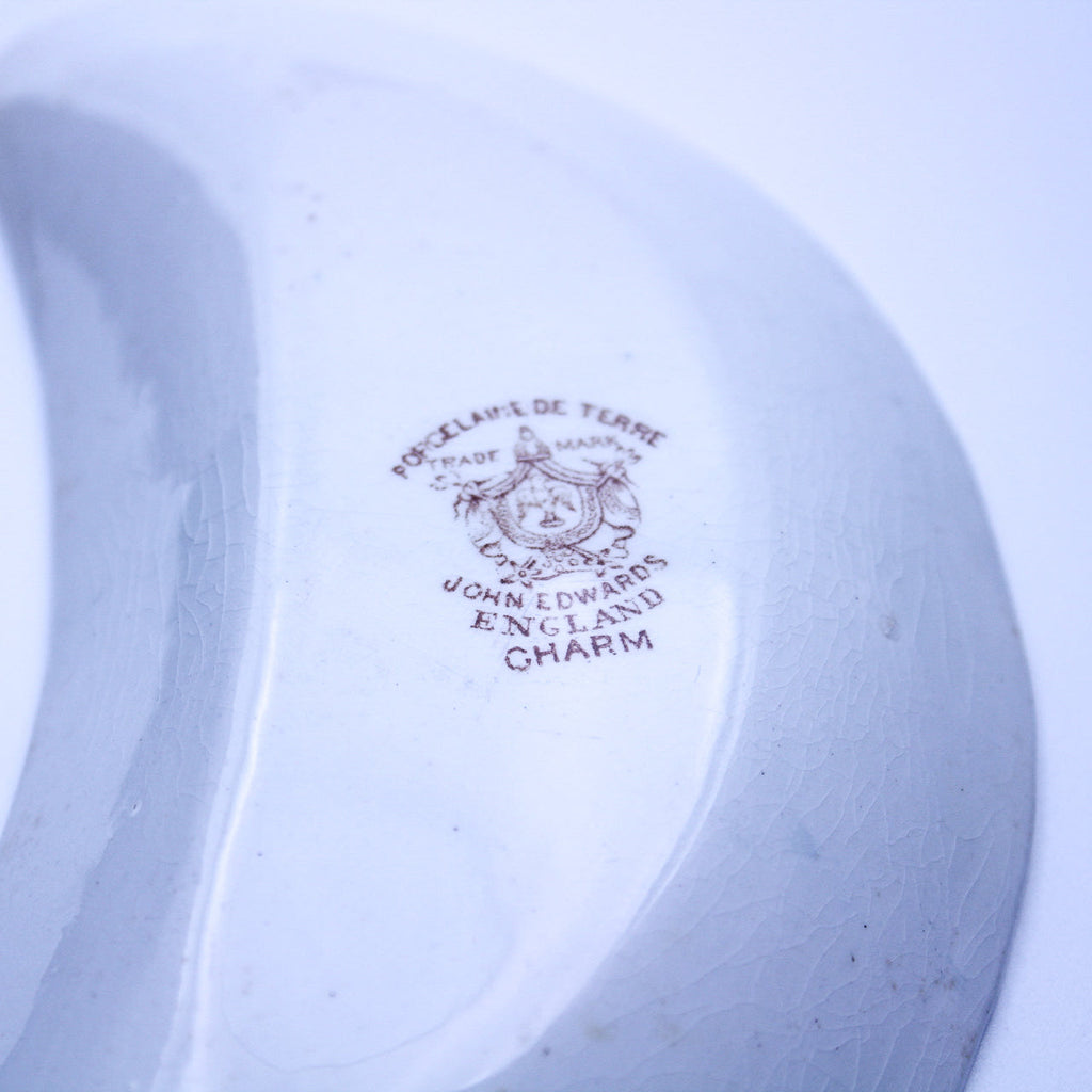 Assiette ajourée vintage en verre opalin Kemple avec scène romantique