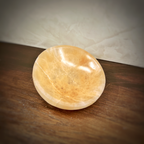 Kleine orangefarbene Selenitschale