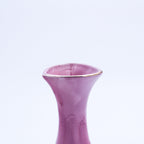 Keramik-Blumenvase in Zartrosa mit Blumendekor und Goldrand — 19,7 cm