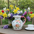 Handbemalte Keramik-Kanne mit Früchte- und Blumenmuster
