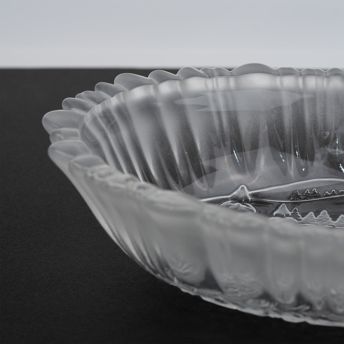 Mikasa Winter Dreams Oval Glass Basket - Frosted Woodland Scene