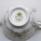 Royal Albert Teetasse und Untertasse „January Snowdrops“ — Montrose