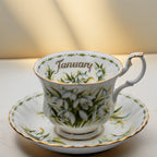 Royal Albert Teetasse und Untertasse „January Snowdrops“ — Montrose