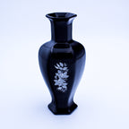 Vase aus schwarzem Amethystglas mit Emaille- und Perlmuttintarsien — 19,7 cm