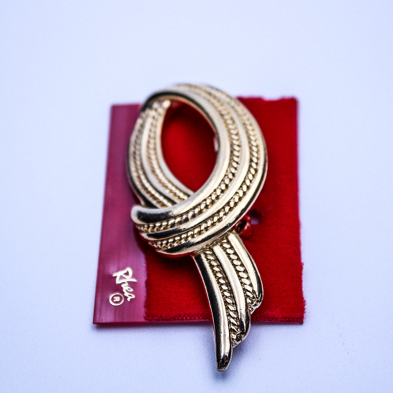 Vintage Minimalist Gold Tone Ribbon Brooch – Elegant Retro Jewelry