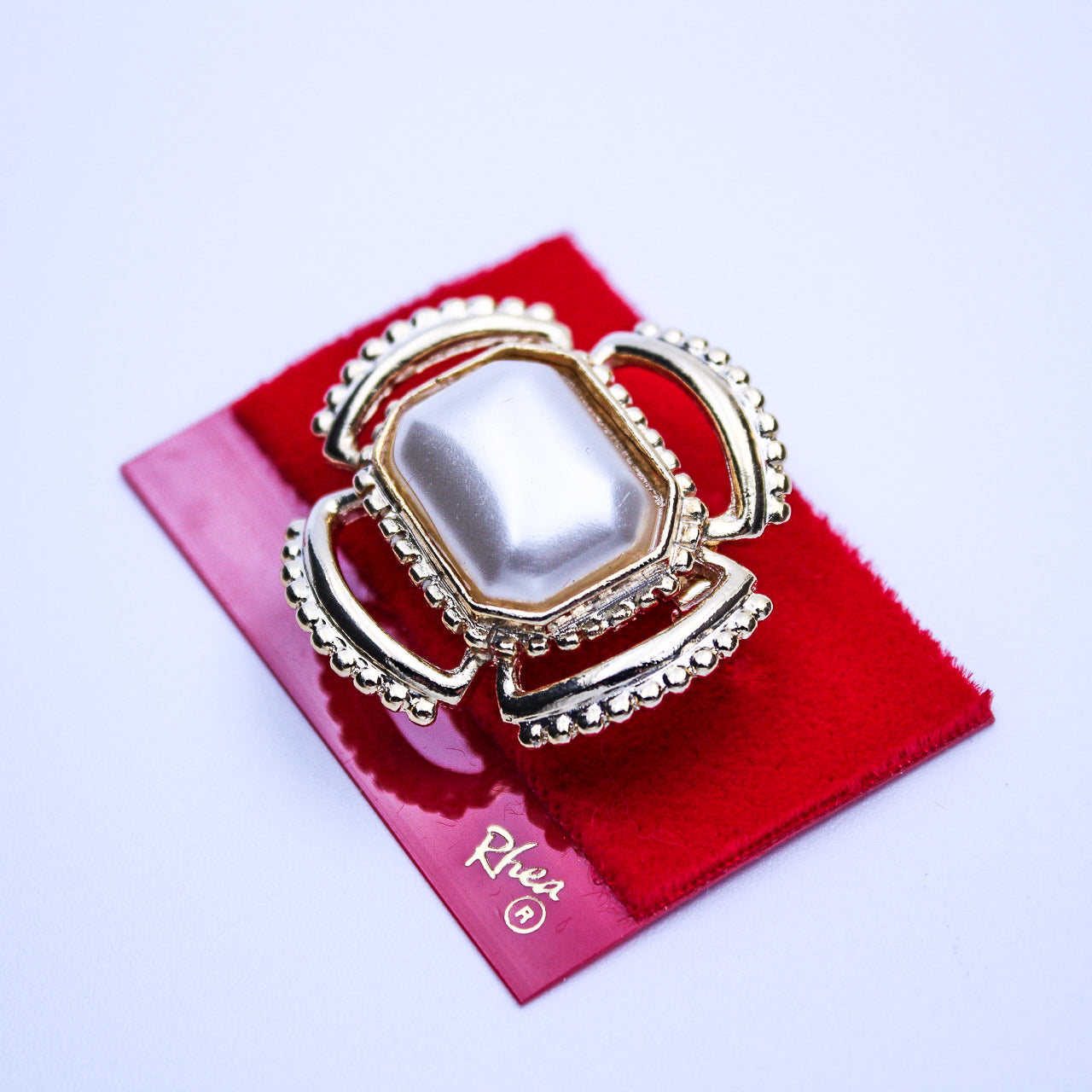 Vintage Gold Tone and Faux Pearl Brooch – Elegant Retro Jewelry