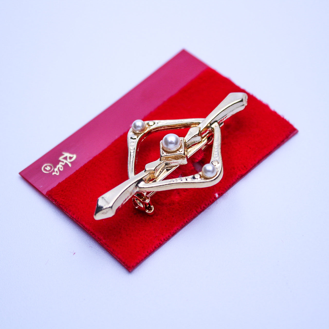 Vintage Gold Tone Central Pearl Accents Brooch – Elegant Retro Jewelry