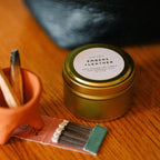 Embers + Leather Reisekerze – Vetiver, Zeder & Patschuli