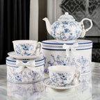 Vintage-Teekanne aus Porzellan mit blauen Blumen in Geschenkbox – florale Alltagsakzente