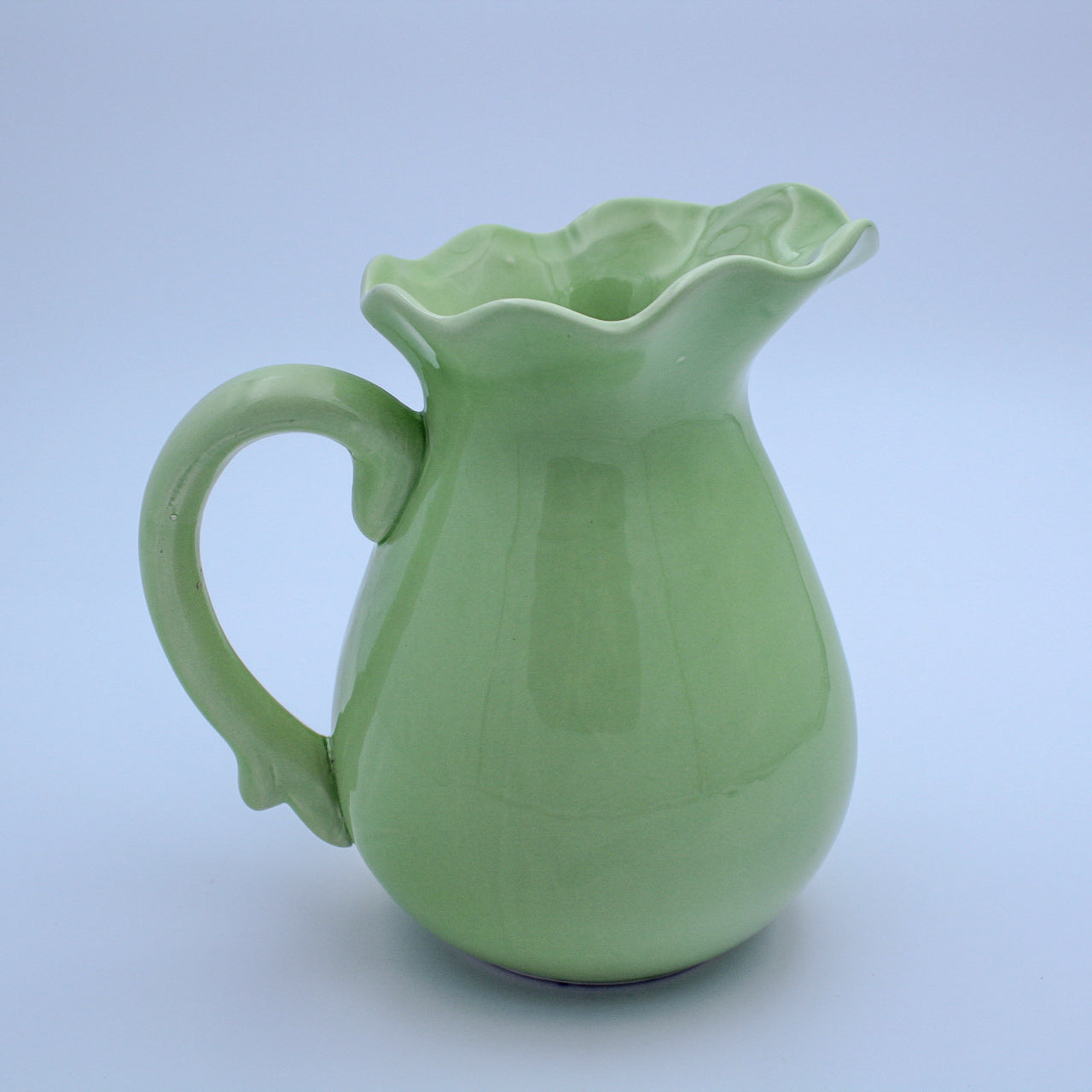 Limettengrüne Keramikkaraffe, glänzende Oberfläche, gerüschter Rand, 19 cm hoch