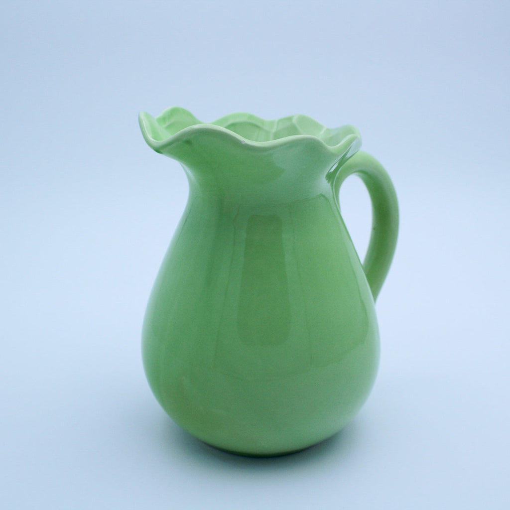 Limettengrüne Keramikkaraffe, glänzende Oberfläche, gerüschter Rand, 19 cm hoch