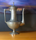 Théière ou cafetière vintage en étain