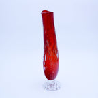 Mundgeblasene rote Swung Glass Vase mit klarem Pressglasfuß – 30,5 cm H