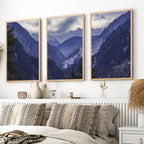 Marineblaues Bergwald-Triptychon. Nordische Landschaftskunst
