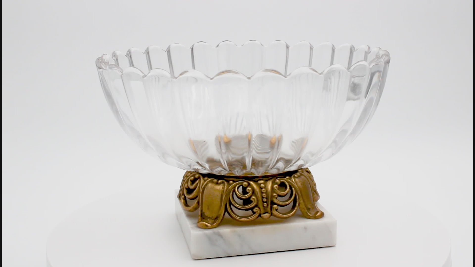 Gerippte Glasschale auf Marmorfuß