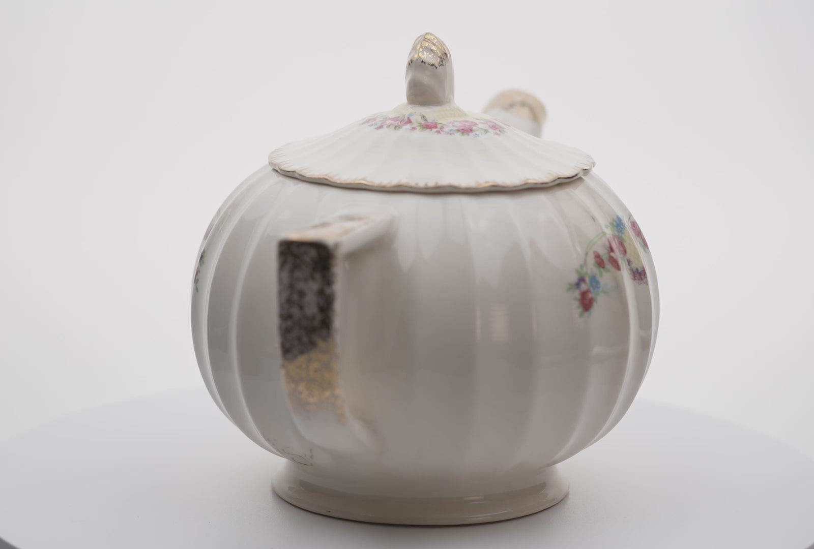 Vanity Fair Bridal Wreath Teapot – Porcelain with 22K Gold Accents
