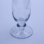 Kleine Blumenvase aus Klarglas mit Sockel — 23 cm H