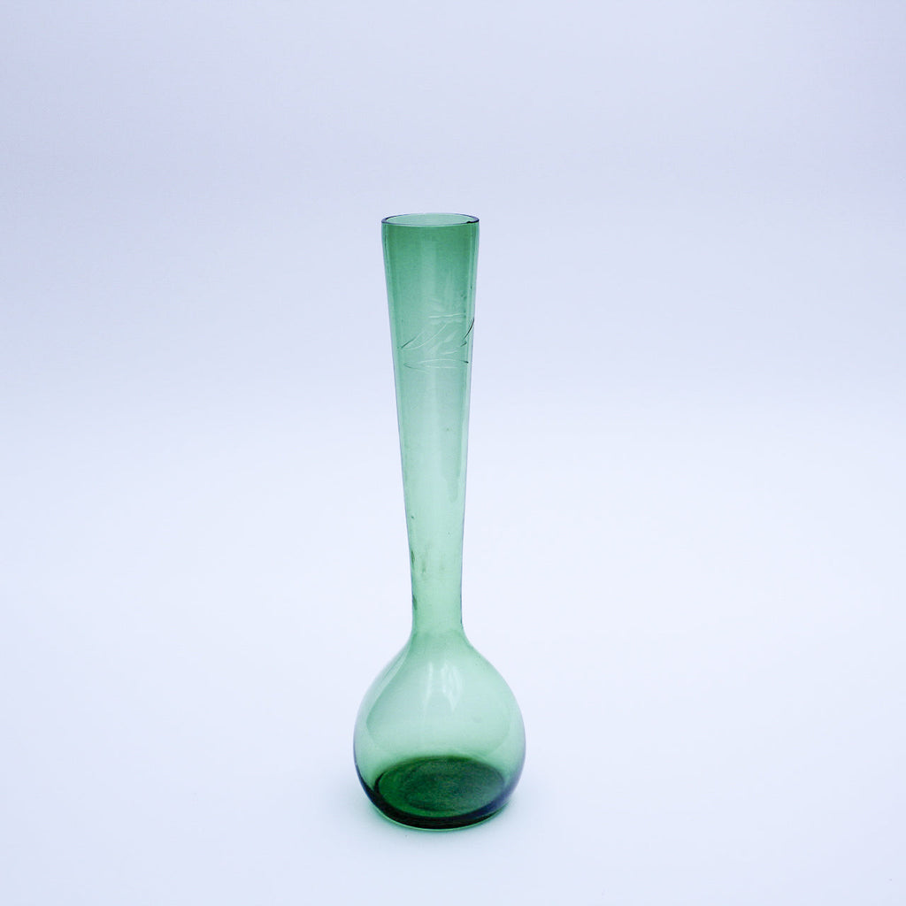 Soliflore en verre vert soufflé bouche, gravé de motifs floraux — H 21,5 cm