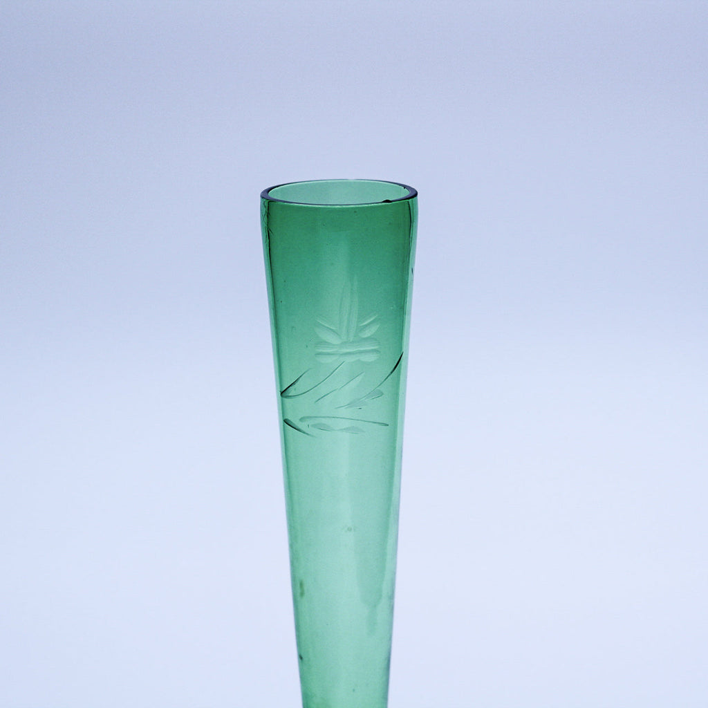 Soliflore en verre vert soufflé bouche, gravé de motifs floraux — H 21,5 cm