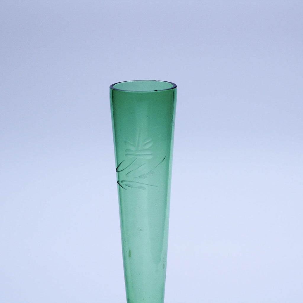 Soliflore en verre vert soufflé bouche, gravé de motifs floraux — H 21,5 cm